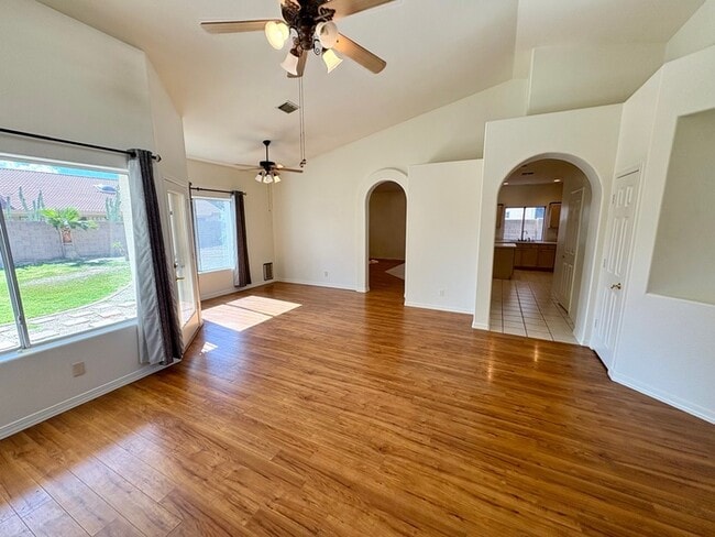 Photo - 1727 W Oakland St