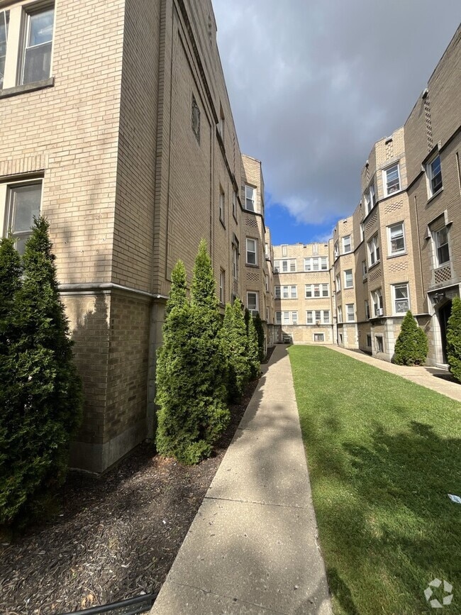 Building Photo - 6322 N Albany Ave Unit 2W Rental