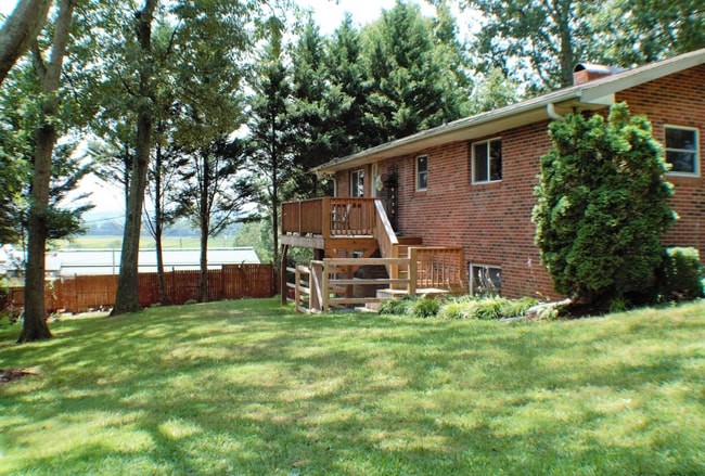 Photo - "Charming 3-Bed Retreat with Finished Basement & Fireplace in Scenic Mills River!" Furnished