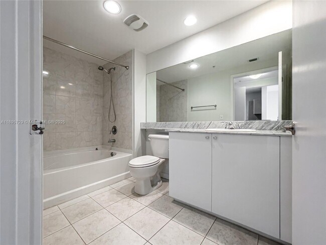 Photo - 18800 NE 29th Ave Unidad 607
