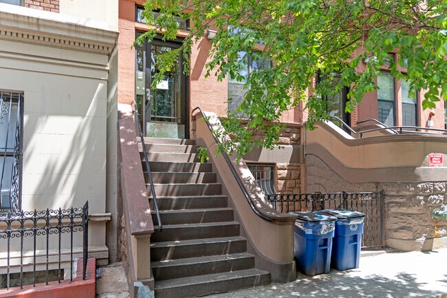 Entrada - 521 W 157th St