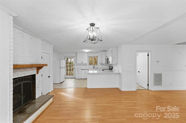 Building Photo - Room in House on Cox Mill Rd