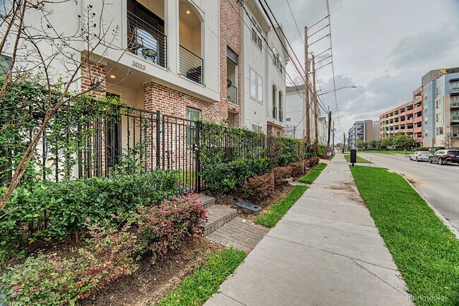 Photo - 3033 Hicks St