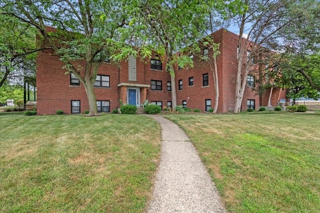 Building Photo - 306-306 E 19th St Unit 302 E 19th St -  3B