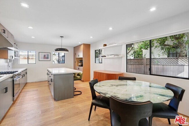 Photo - 838 N Mansfield Ave Unit 102