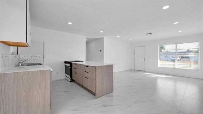 Building Photo - 4285 SW 48th Ct