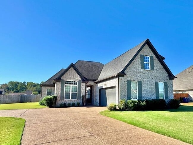 Building Photo - Now Leasing A Spacious 4 Bedroom 2 Bath Ho...
