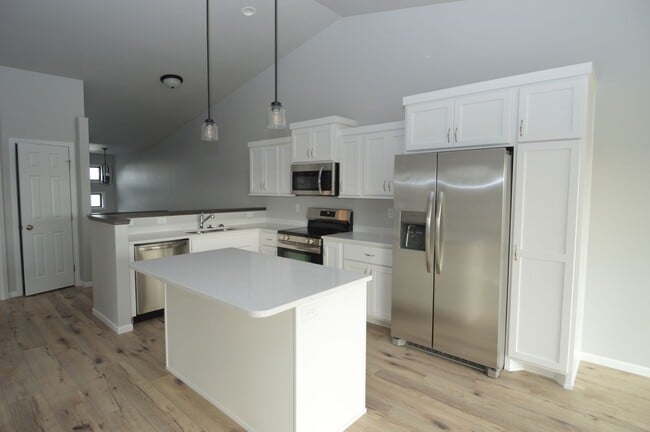 Photo - Beautiful 4 bed 2 bath Townhome for rent!