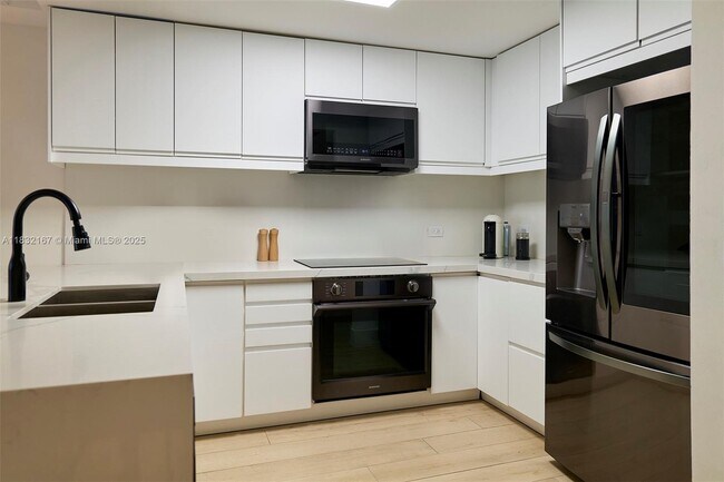 Photo - 2301 Collins Ave Unidad 329