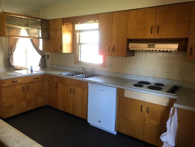 Kitchen - 4130 E Grand Ave