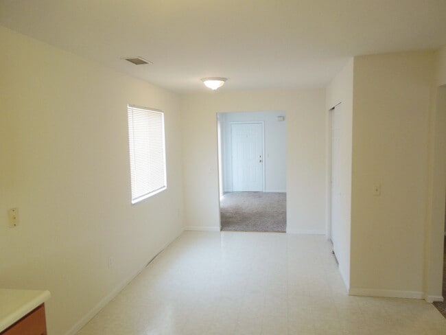 Eat-In Area - 333 Kristie Ct