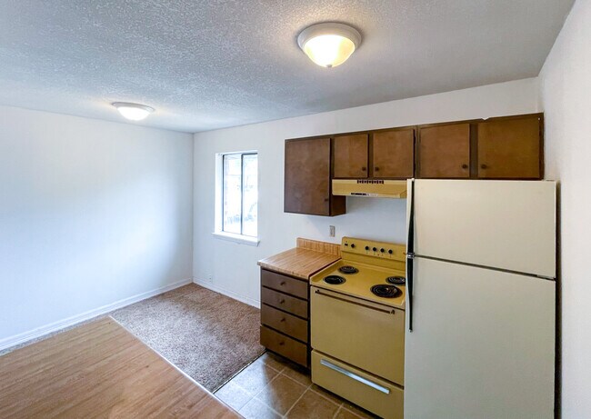 Four Seasons & Pepper Tree Apartments