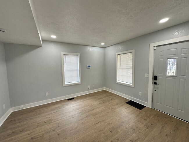 Photo - 215 E North - 4 Bedroom/1 Bathroom Home Do...