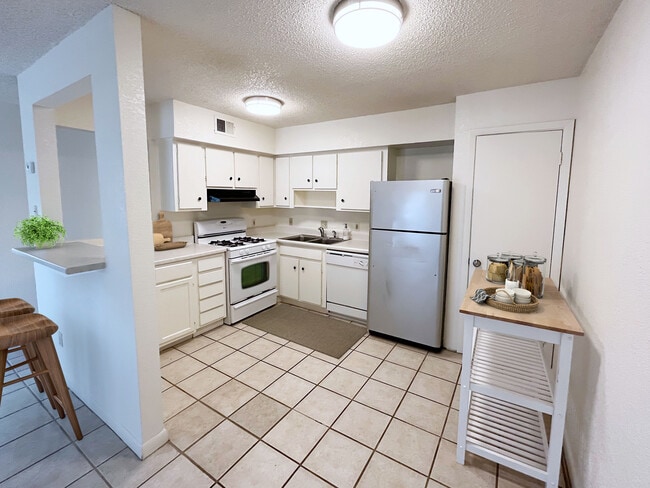 Spacious, open kitchen! - 2802 Westhill Dr Unit 102