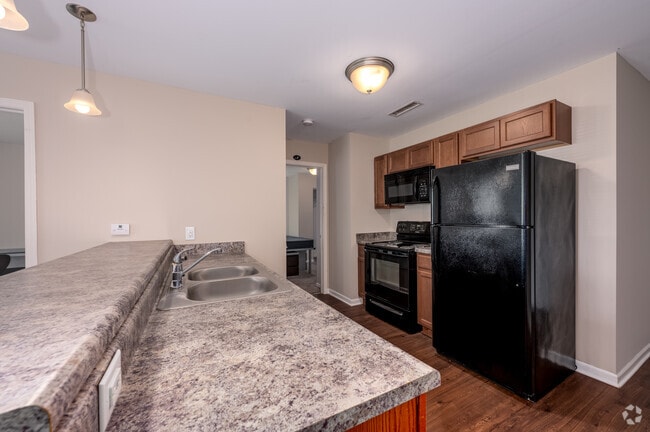 2BR, 2BA - 670SF - Kitchen