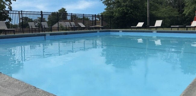 Pool - Hillside Pointe Apartments