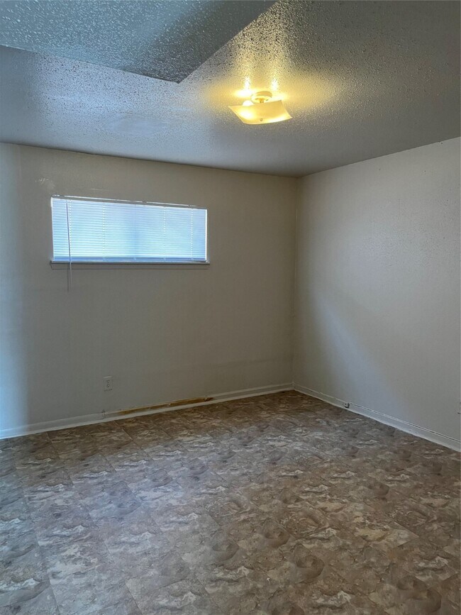 Photo - 9414 Heno St