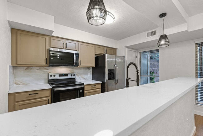 Building Photo - 7510 Holly Hill Dr Unit 152