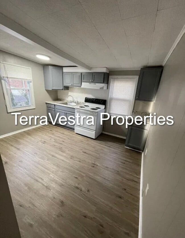 Building Photo - 220 E Broadway Unit Apartment C
