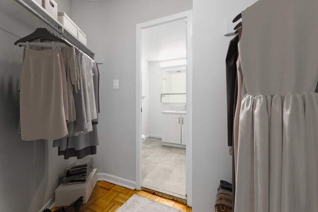 Photo - Rideau Towers