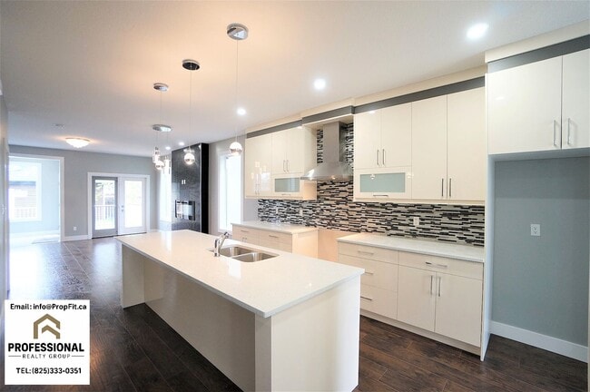 Building Photo - 9812 159 St NW