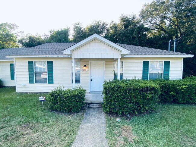 Building Photo - Fantastic location! This end Unit B