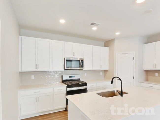 Photo - 819 Averitt Ln