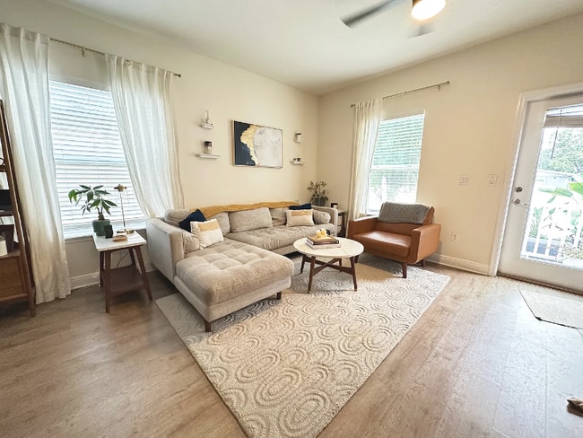 Photo - 1736 W Walnut St