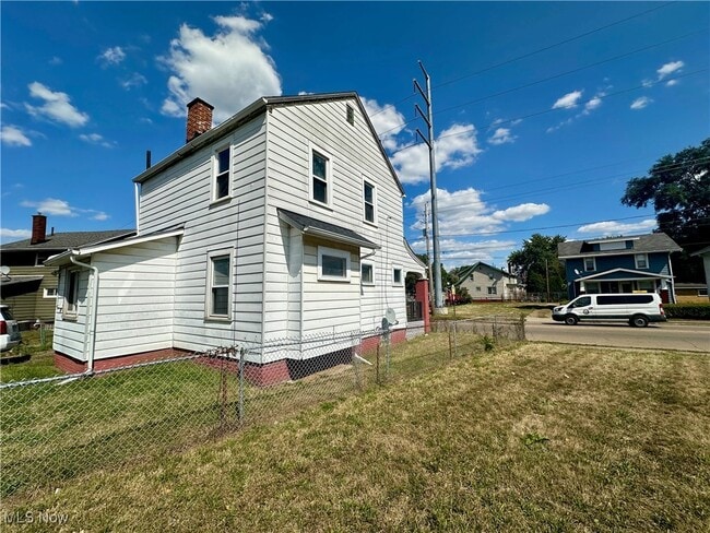 Photo - 323 Belden Ave NE