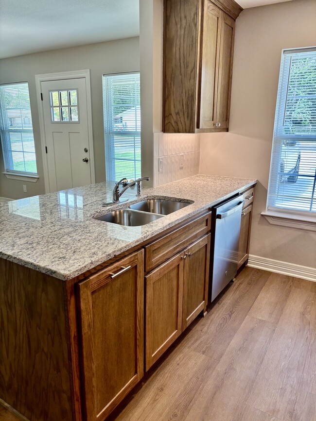 Kitchen - 404 Lake Lamond Rd