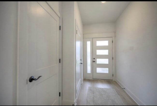 Elegante puerta de entrada con detalles contemporáneos, que ofrece una primera impresión elegante y un cur realzado. - 22907 W 72nd Ter