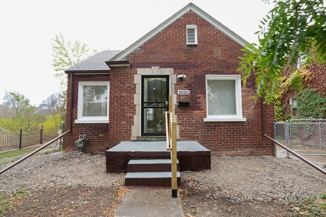 Building Photo - This beautifully updated 2-bedroom, 1-bath...