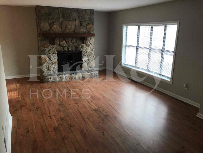 Photo - 1006 Hicksmil Ct SW