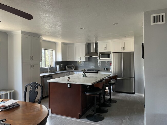 Remodel Kitchen - 13437 Kornblum Ave Casa Adosada