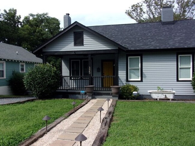 Building Photo - 4 Bedroom 2 Bath Home Blocks to Downtown R...
