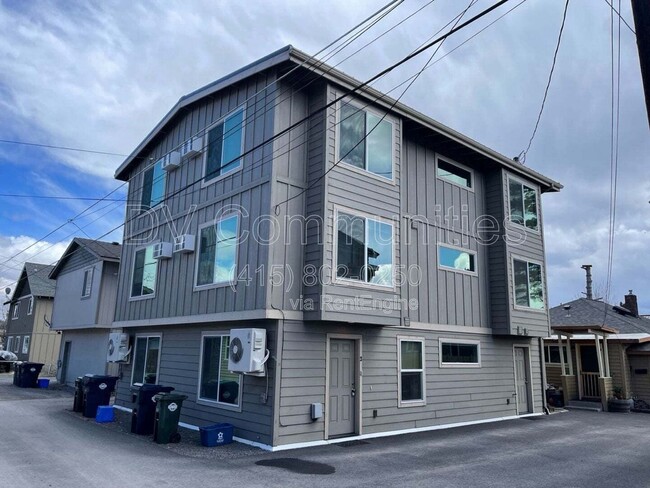 Building Photo - 728 NW Newport Ave Unit 2 D 2 D
