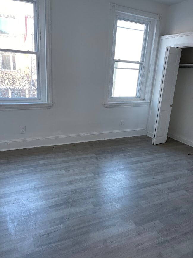 Building Photo - 867 N 50th St Unit 1fl