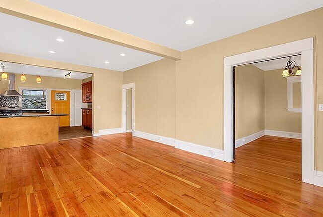 Photo - 639 W Emerson St