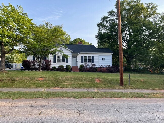 Building Photo - Renovated 3 Bedroom House in Pendleton Wal...