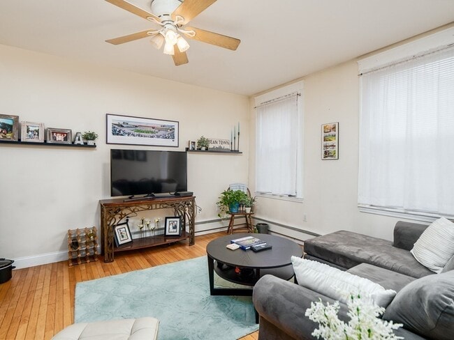 Building Photo - 546 E 8th St Unit 1