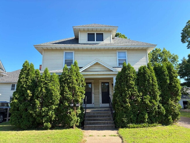 Building Photo - 3 bed 1 bath near UWEC!