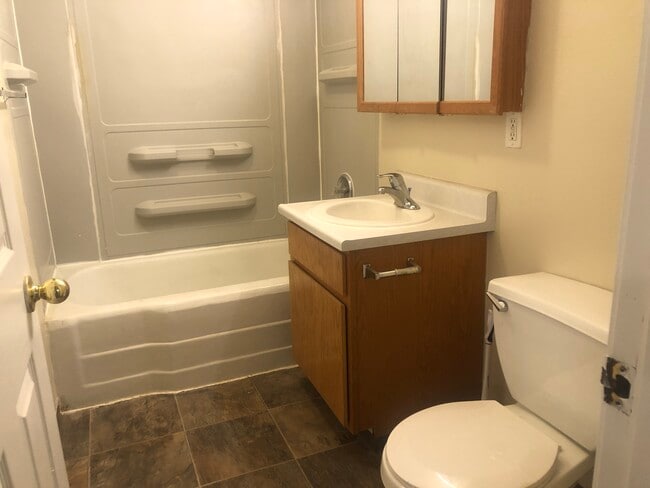 Photo - 1068 NE B St