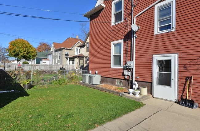 Back of Home - 1516 Thurston Ave Unit Upper