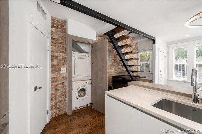 Photo - 739 2nd St