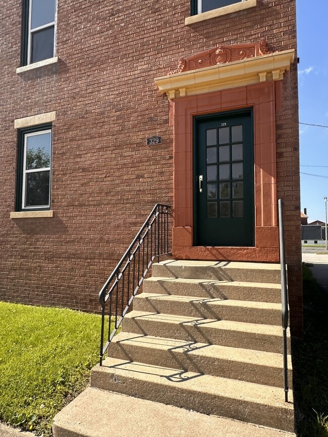 Building Photo - 329 E Broadway Unit 2