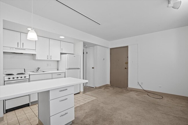 Franklin West Apartments, Leasing Office