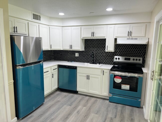 Building Photo - 4 Loveland Hill Rd Unit B4