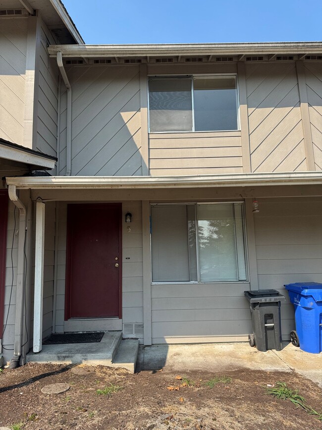 Building Photo - 675 SW Harrier Cir