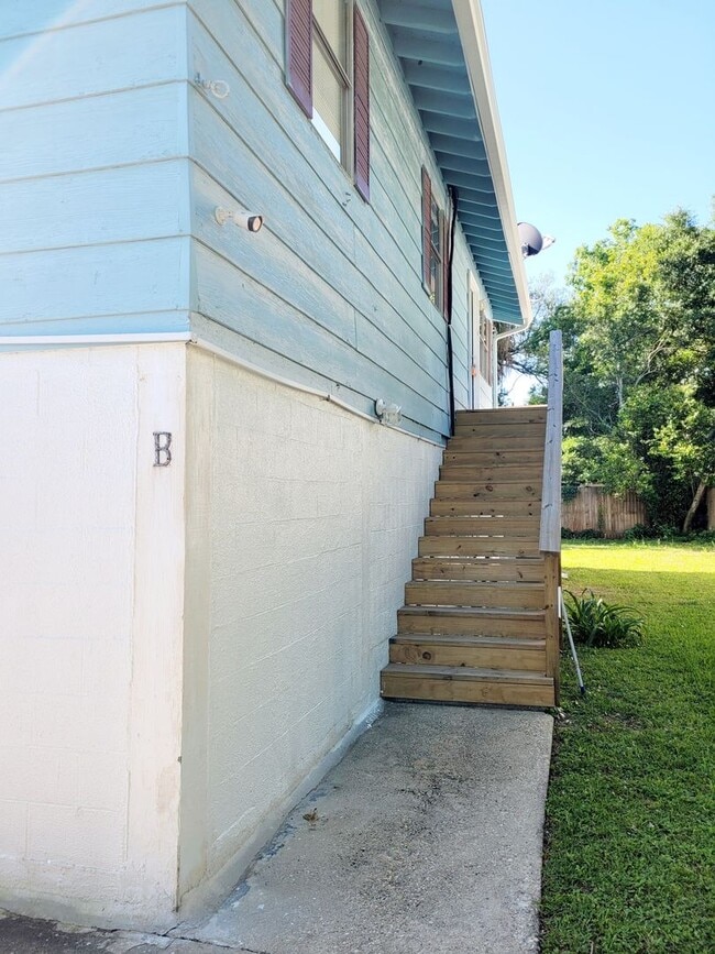 Building Photo - 3 bedroom home with Electric included