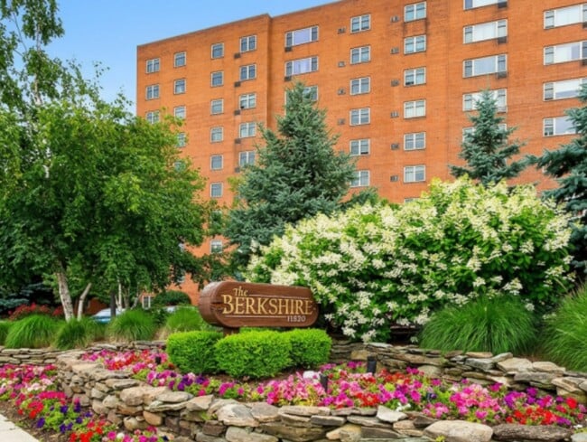 Building Photo - 11820 Edgewater Dr Unit 322